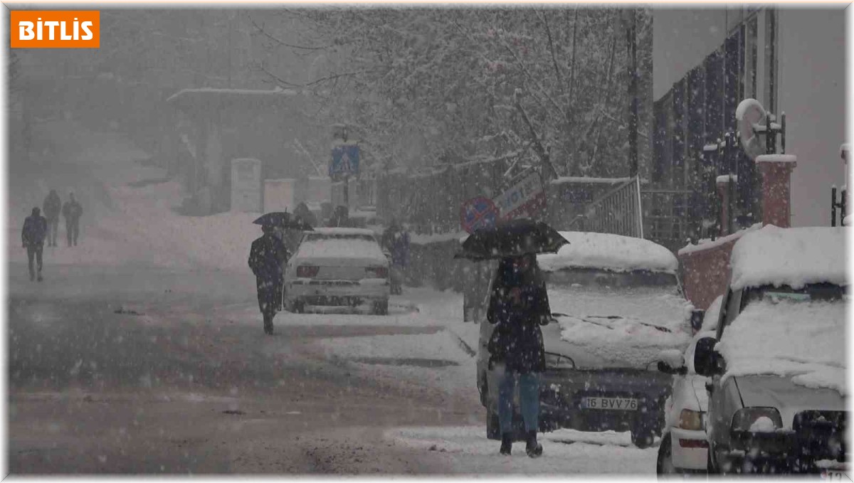 Bitlis de beyaza büründü: Kar kalınlığı 10 santimetreyi geçti