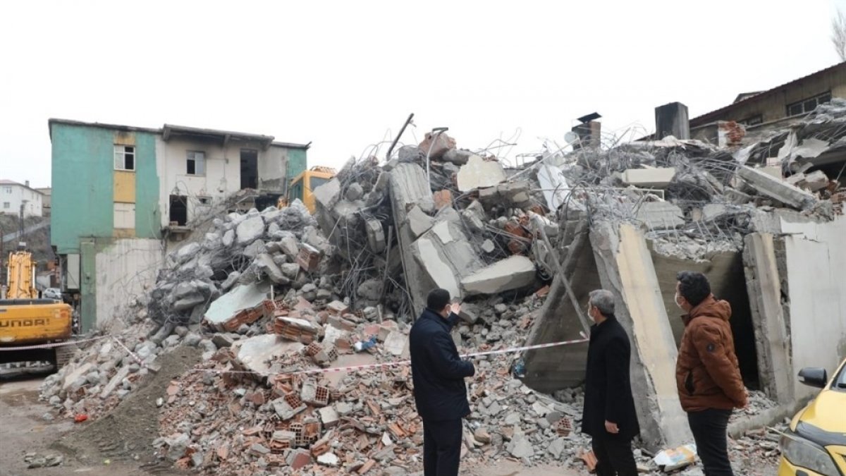 Bitlis Deresi'nin üstündeki iş yerlerinin yıkımı sürüyor
