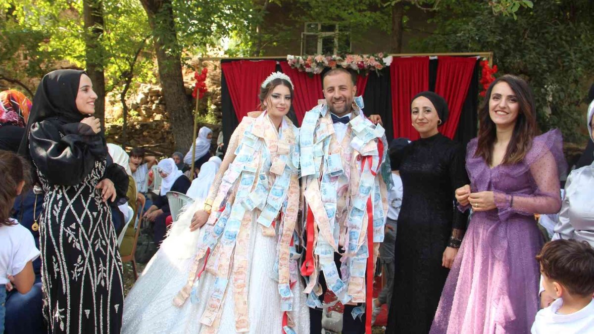 Bitlis Hizan'da 120 haneli Süttaşı köyünün nüfusu genç çiftin düğününde 3 bin oldu