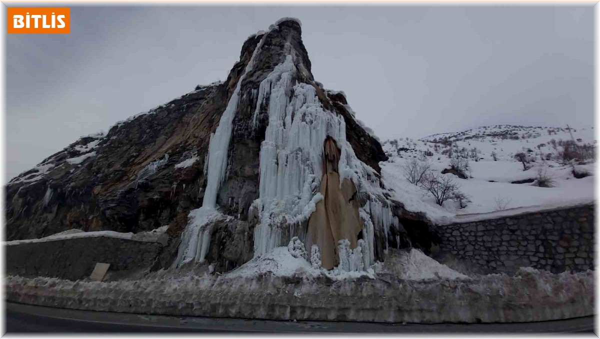 Bitlis'in sembollerinden "Deliklitaş" buzla kaplandı