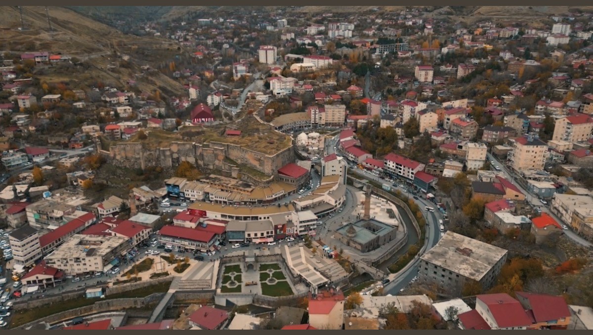 Bitlis'in tarihi çarşısı sonbaharın eşsiz renkleriyle görüntülendi