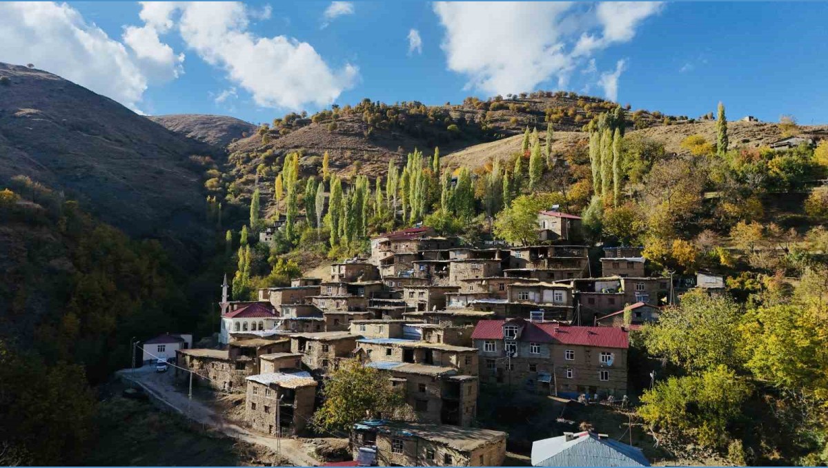 Bitlis'in tarihi taş evlerinde sonbahar güzelliği