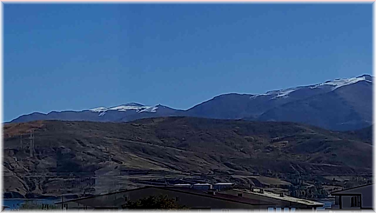 Bitlis'in yüksek kesimlerine mevsimin ilk karı yağdı