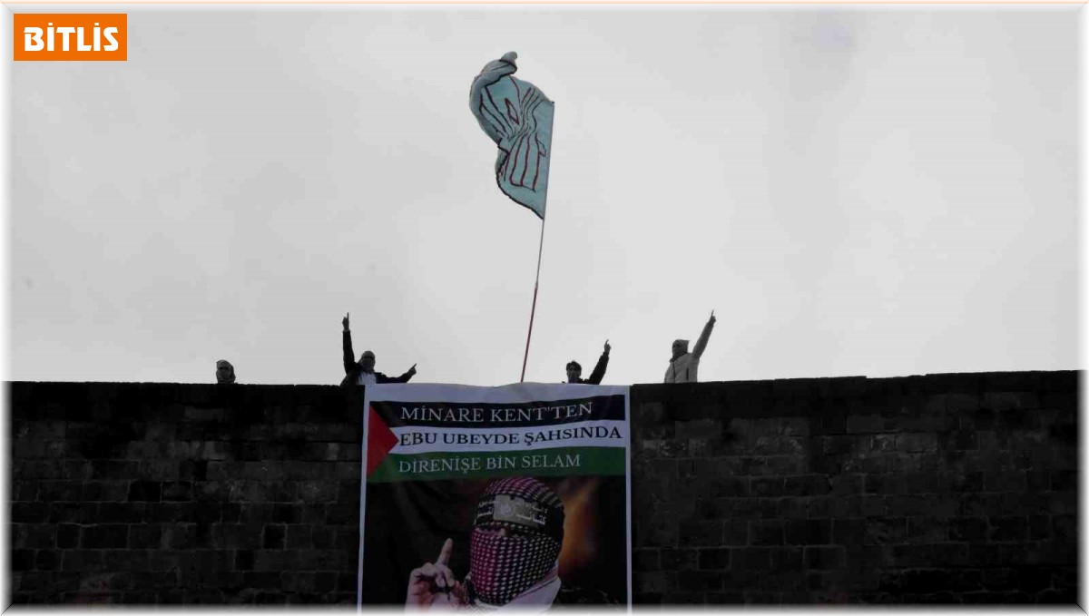 Bitlis Kalesi'ne Kassam Tugayları Sözcüsü Ebu Ubeyde'nin posteri asıldı