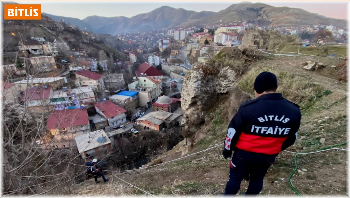Bitlis Kalesi'ne tırmanmak isterken mahsur kalan genç ekipler tarafından kurtarıldı