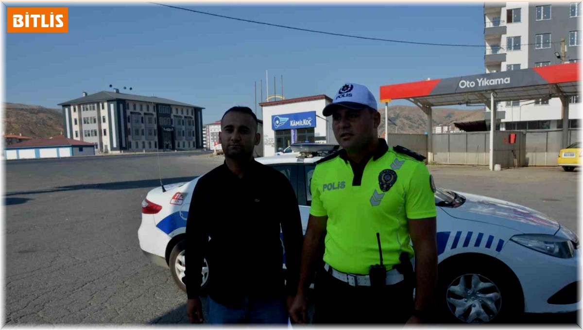 Bitlis polisi otobüse yolcu gibi binerek şoförü denetledi