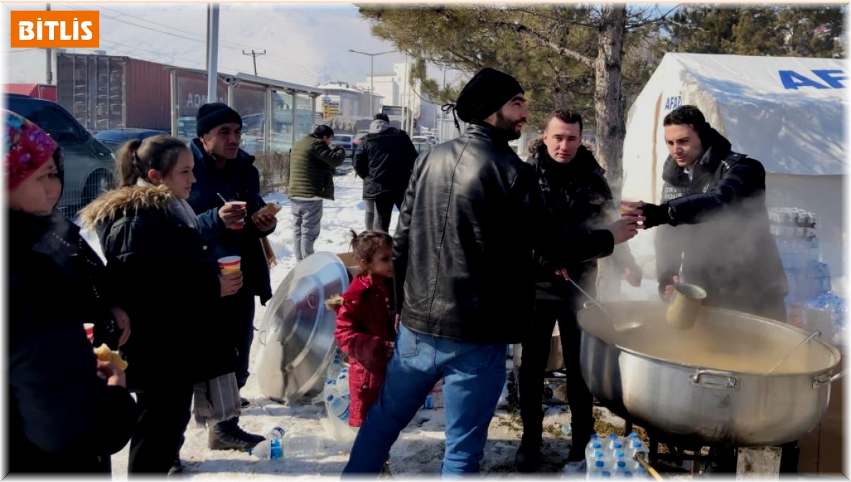 Bitlis polisinden depremzedelere şefkat eli