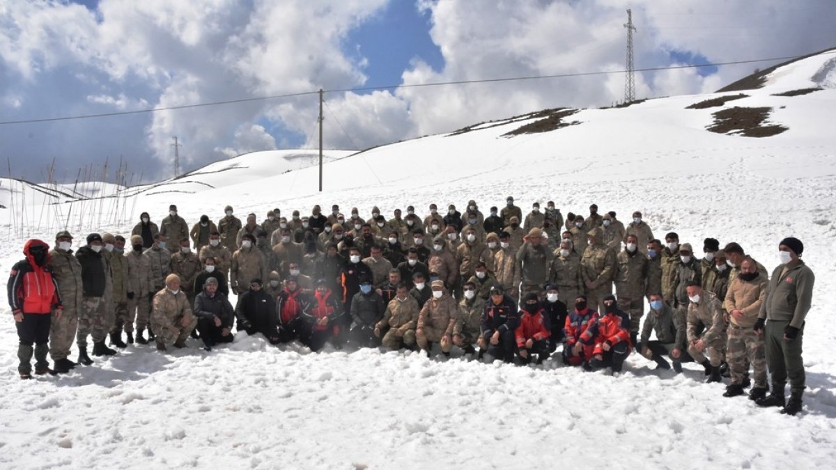 Bitlis'te 100 korucunun katıldığı çığ tatbikatı yapıldı