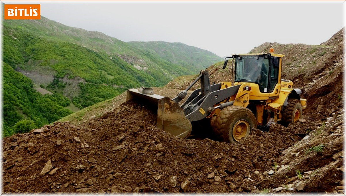 Bitlis'te 15 köy yolu ve içme suyu hatları selden zarar gördü