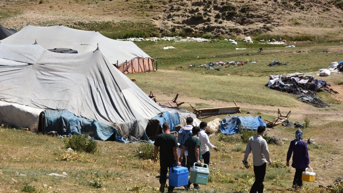 Bitlis'te 150 yaylacı çadırlarında aşı oldu