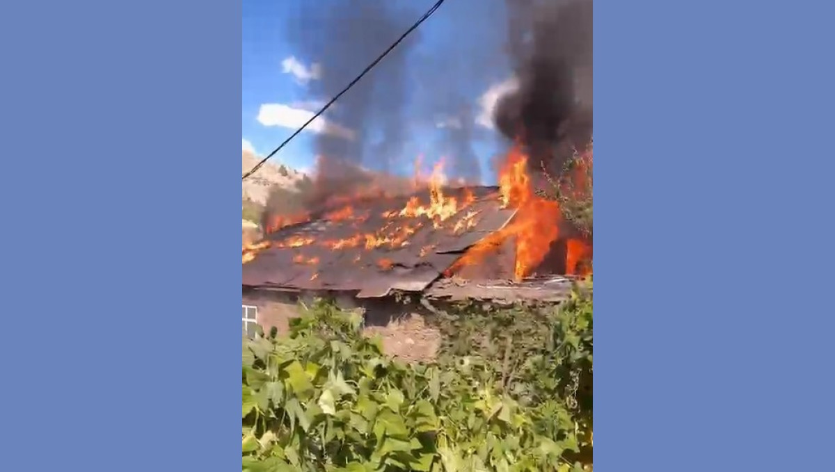 Bitlis'te 2 katlı evde korkutan yangın