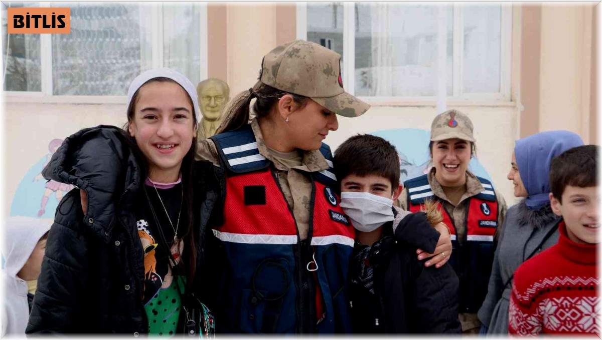 Bitlis'te 30 öğrenci jandarma tarafından "Kesişme iyi ki varsın Eren" filmine götürüldü