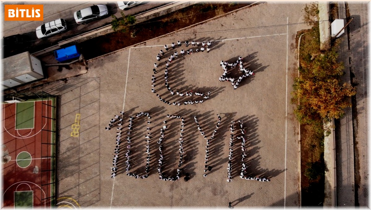 Bitlis'te 300 öğrenci 100. yıla özel koreografi hazırladı