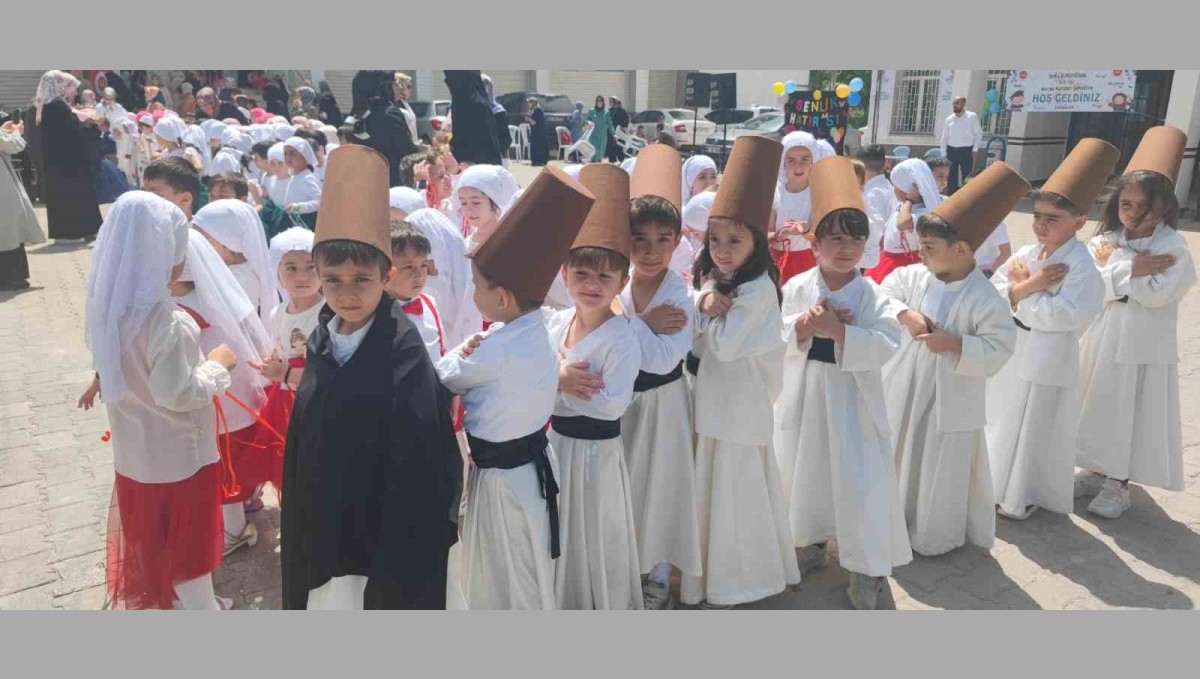 Bitlis'te 4-6 yaş Kur'an kursu öğrencilerinin gösterisi büyük ilgi gördü