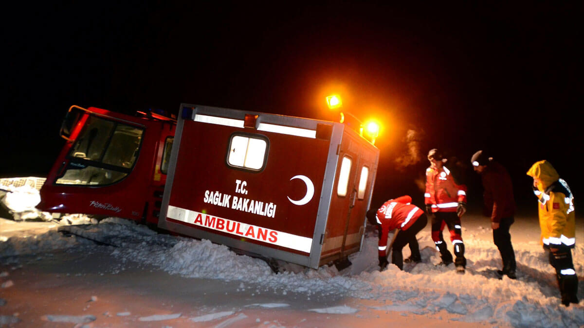 Bitlis'te 4 metre karda hasta kurtarma operasyonu