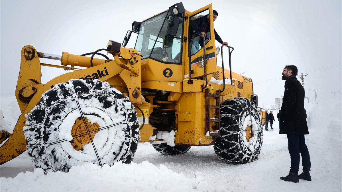 Bitlis'te 41 iş makinesi ve 80 personelle karla mücadele çalışması yürütülüyor