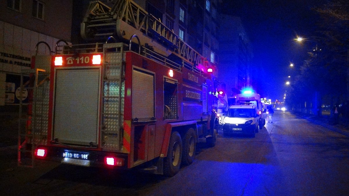 Bitlis'te 7 katlı binanın çatısında çıkan yangın hasara yol açtı