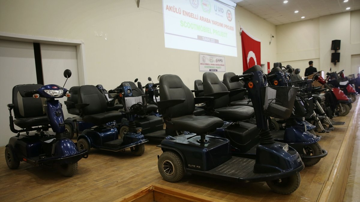 Bitlis'te 70 bedensel engelliye akülü araç dağıtıldı