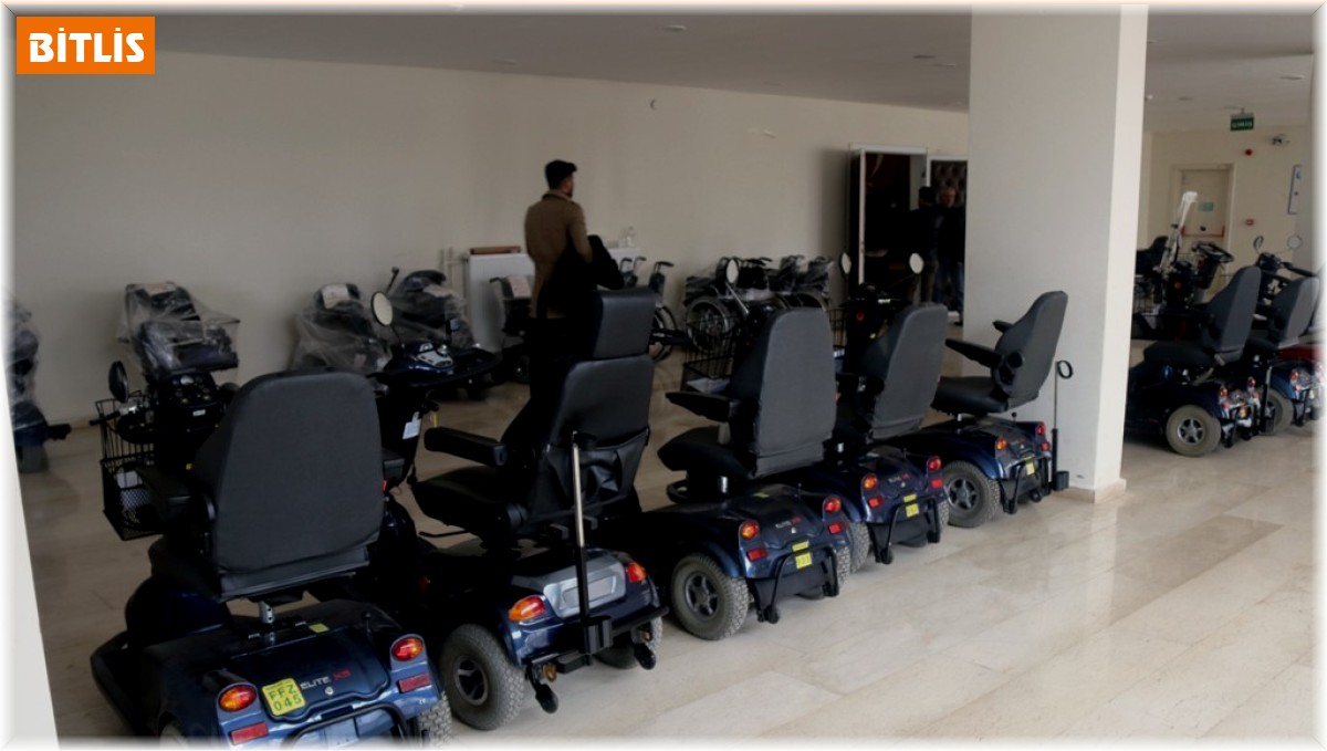 Bitlis'te 70 bedensel engelliye elektrikli ve akülü araç dağıtıldı
