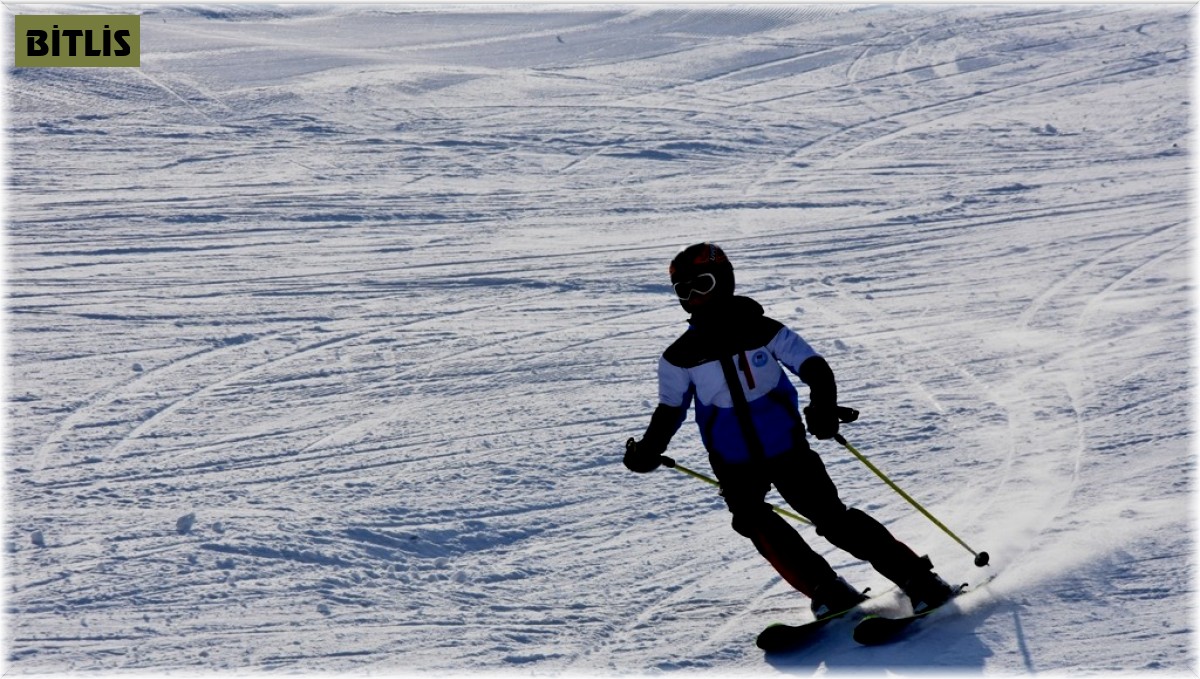 Bitlis'te Alp Disiplini İl Birinciliği Kayak Yarışları yapıldı