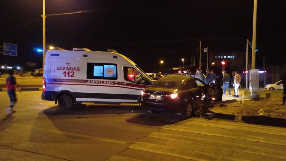 Bitlis'te ambulans ile otomobilin çarpışması sonucu 5 kişi yaralandı