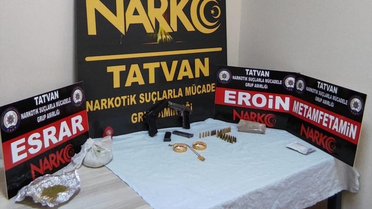 Bitlis'te arama yapılan otomobilde uyuşturucu, ruhsatsız tabancalar, altın ve para bulundu