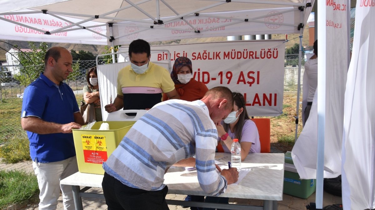 Bitlis'te aşılama çalışmaları devam ediyor
