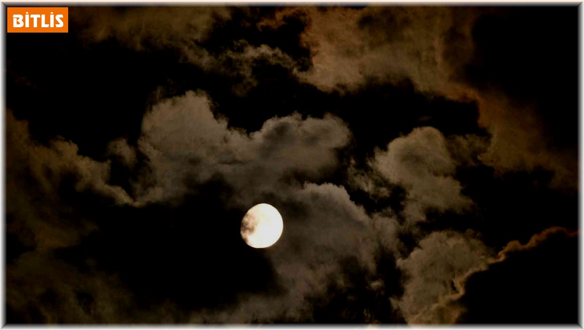 Bitlis'te Ay'ın bulutlar arasında geçişi hayranlık uyandırdı