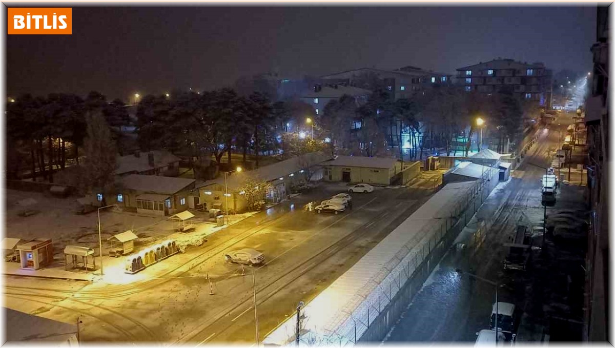 Bitlis'te beklenen kar yağışı başladı