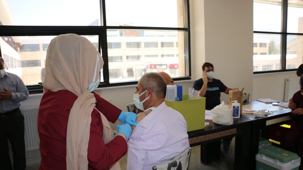 Bitlis'te belediye personeline korona virüs aşısı