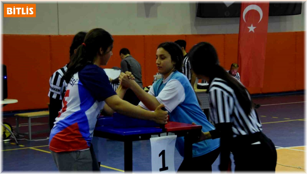 Bitlis'te bilek güreşi bölge yarışmaları yapıldı