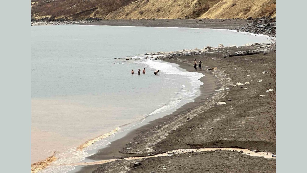 Bitlis'te bir yanda kar esareti, bir yanda su keyfi