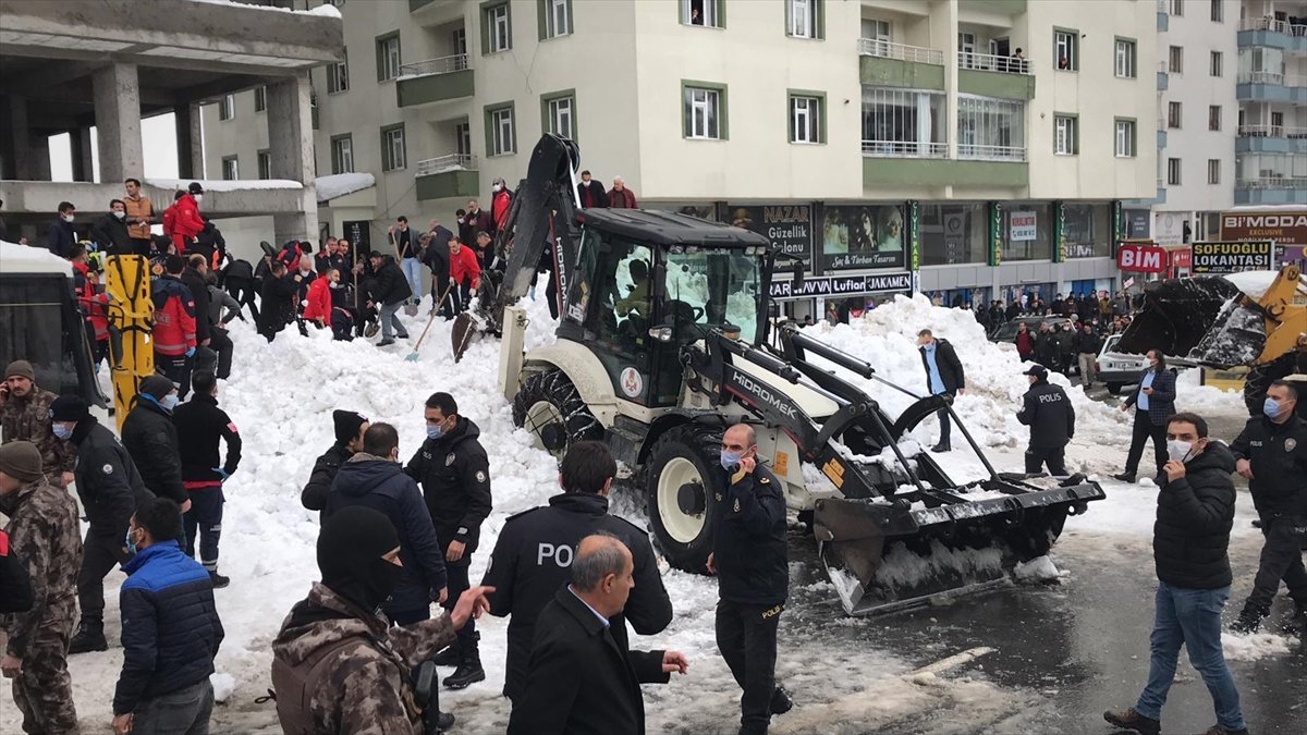 Bitlis'te çatıda biriken kar kütlesinin üzerine düştüğü 3 çocuk hastaneye kaldırıldı