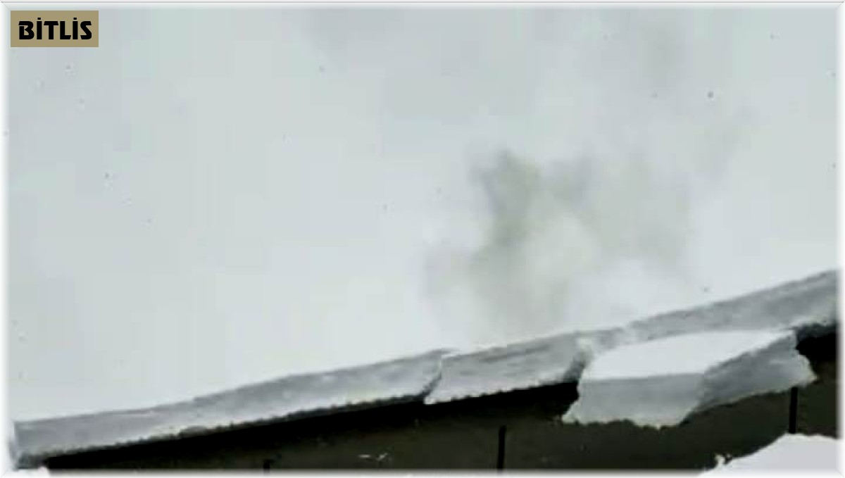 Bitlis'te çatıdan düşen kar kütleleri korkuttu