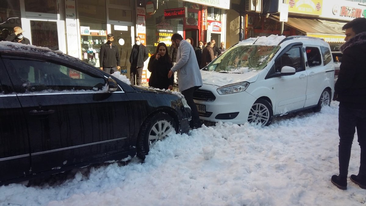 Bitlis'te çatıdan düşen kar kütlesi nedeniyle 4 kişi yaralandı
