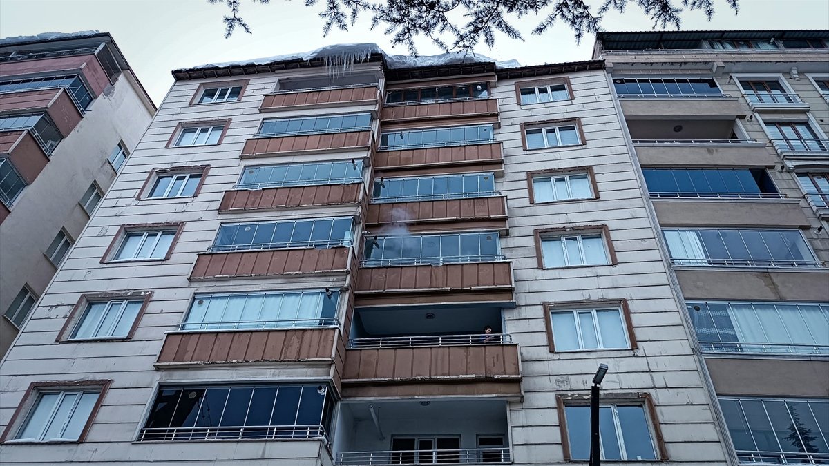 Bitlis'te çatıdan düşen kar ve buz kütlesinin altında kalan kadın öldü