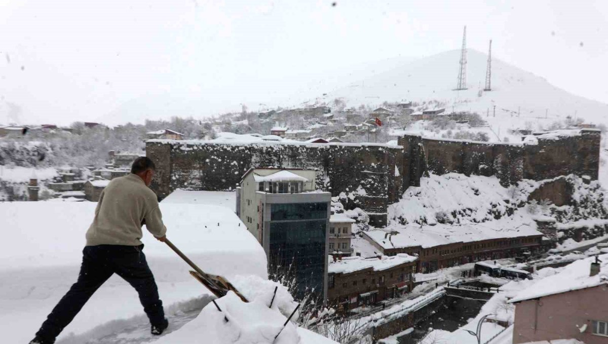 Bitlis'te çatılarda kar küreme seferberliği