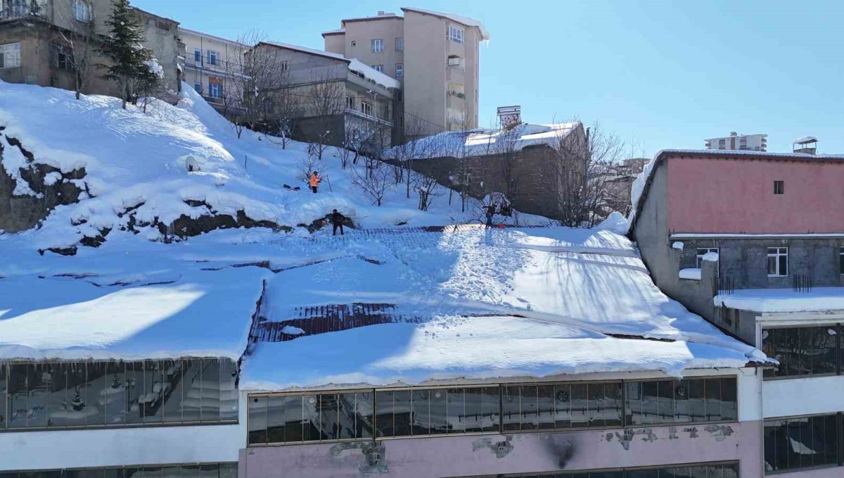Bitlis'te çatılarda tehlikeli kar temizliği