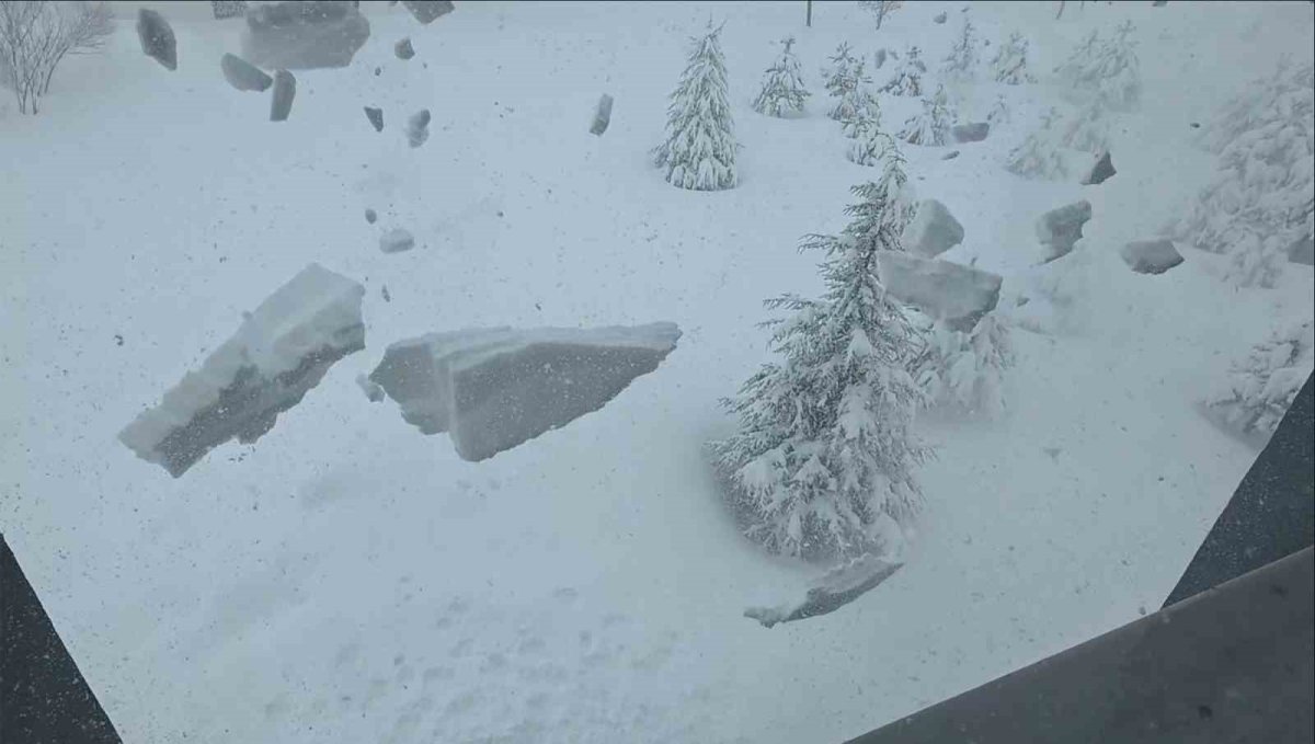 Bitlis'te çatılardaki kar tehlikesi devam ediyor