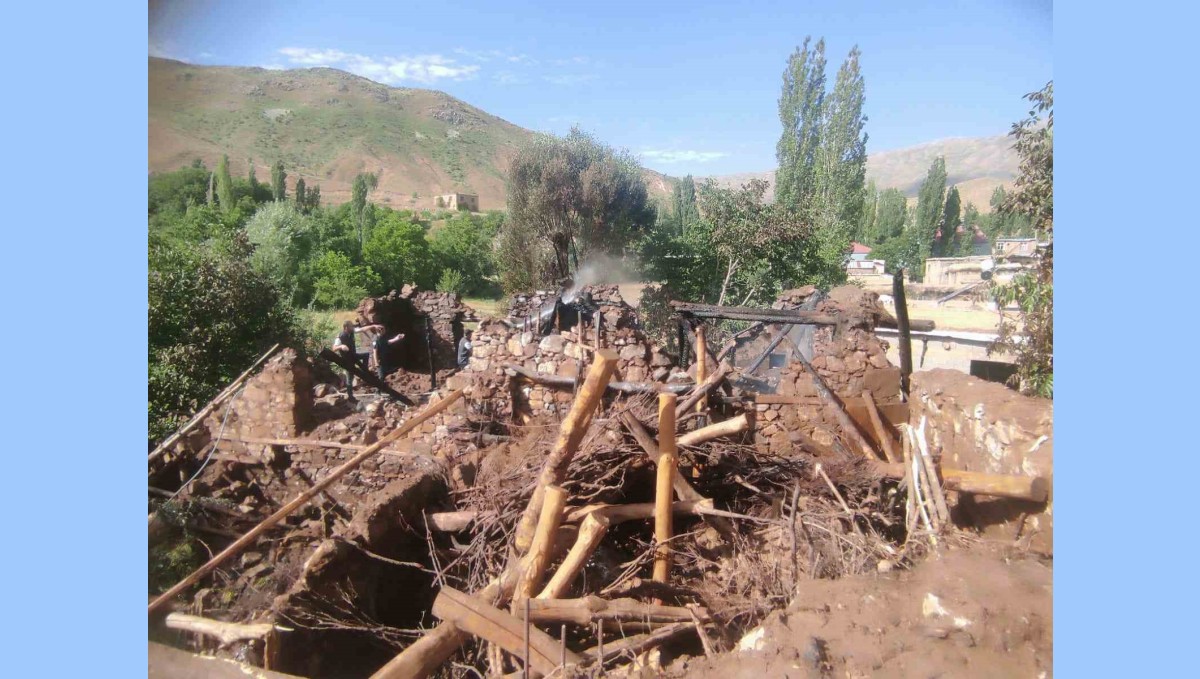 Bitlis'te çıkan yangın korkuya neden oldu