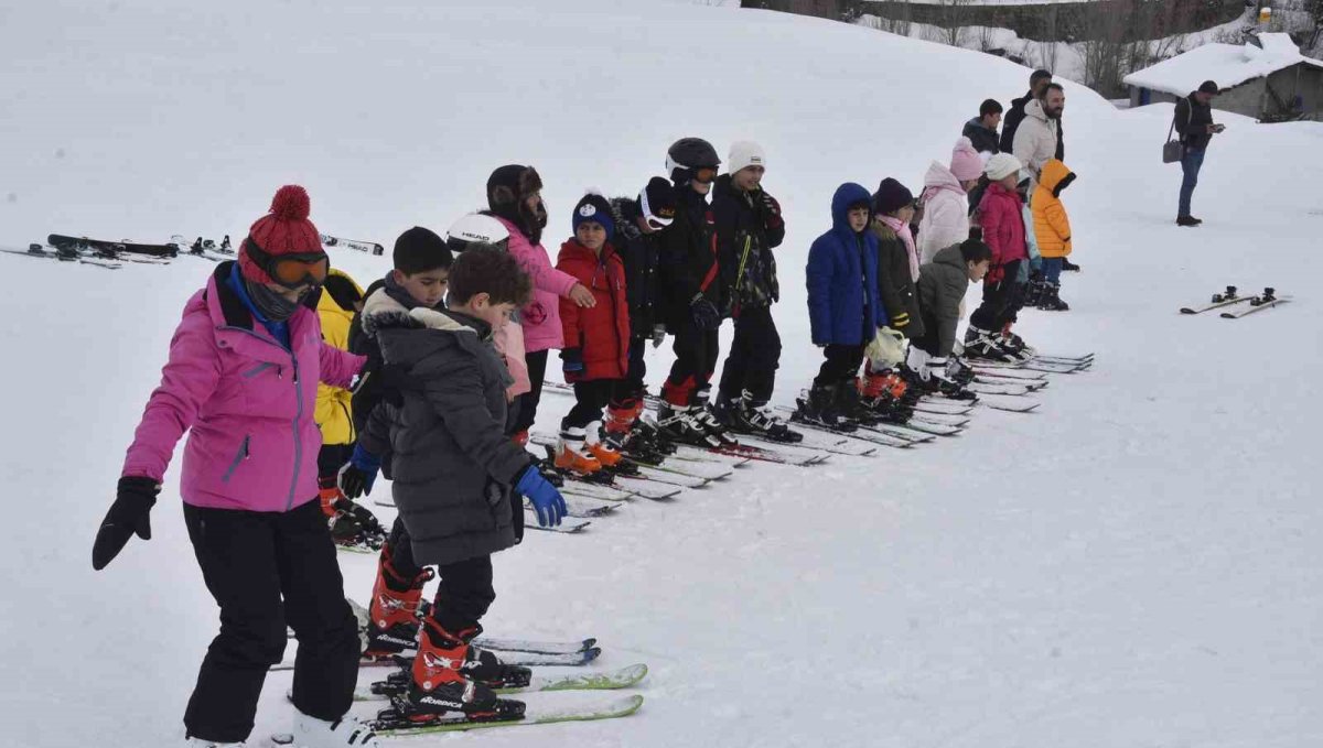 Bitlis'te çocuklar karne tatilinde kayak öğreniyor