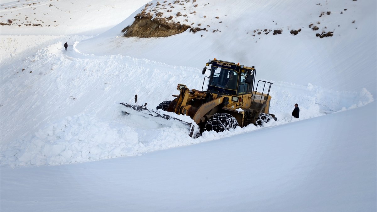 Bitlis'te ekipler metrelerce karla mücadele edip köylere ulaşıyor