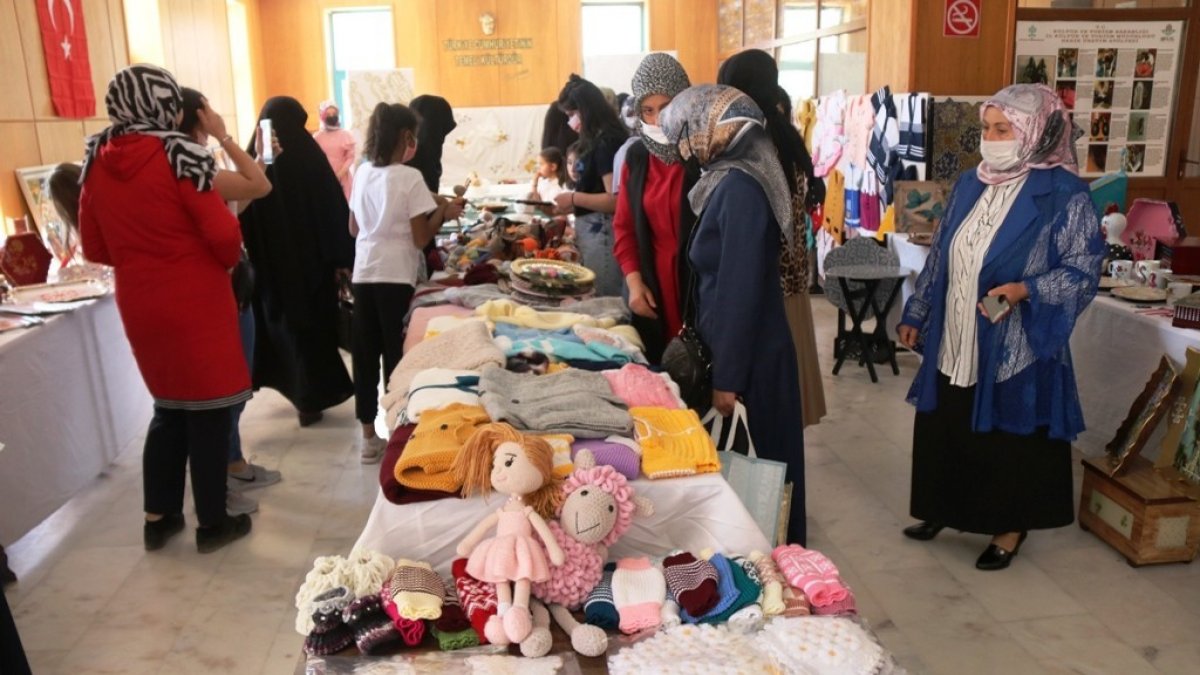 Bitlis'te el emeği göz nuru ürünler sergilendi