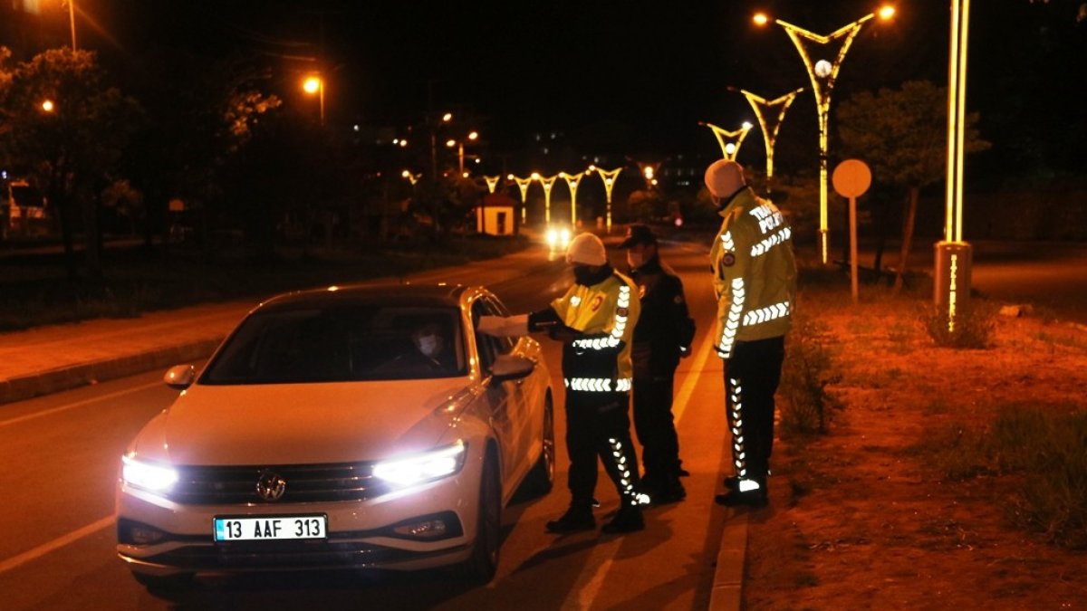 Bitlis'te emniyet ekiplerinin kısıtlama denetimleri devam ediyor