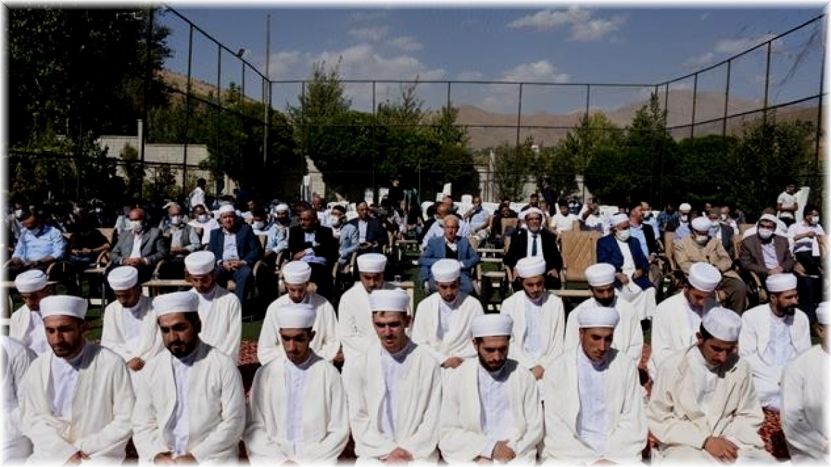 Bitlis'te Geylani Medresesi'nde ilimlerini tamamlayan 41 talebeye icazetleri verildi