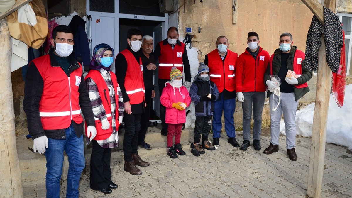 Bitlis'te gönüllü gençler karlı yolları aşarak çocukların ve ailelerin yüzünü güldürüyor