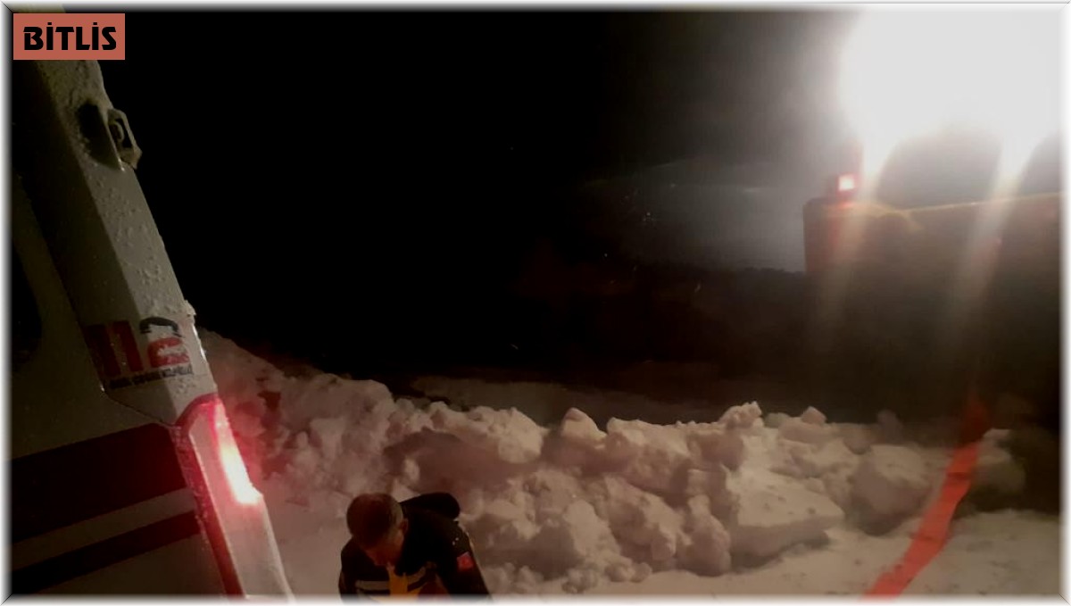 Bitlis'te hasta almaya giderken mahsur kalan ambulans kurtarıldı