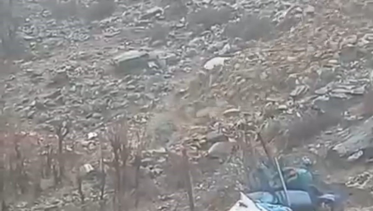 Bitlis'te heyelan köy yolunu kapattı