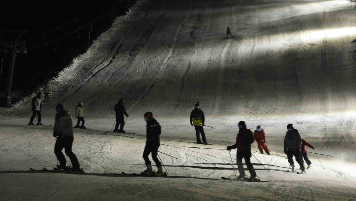 Bitlis'te iftar sonrası kayak keyfi