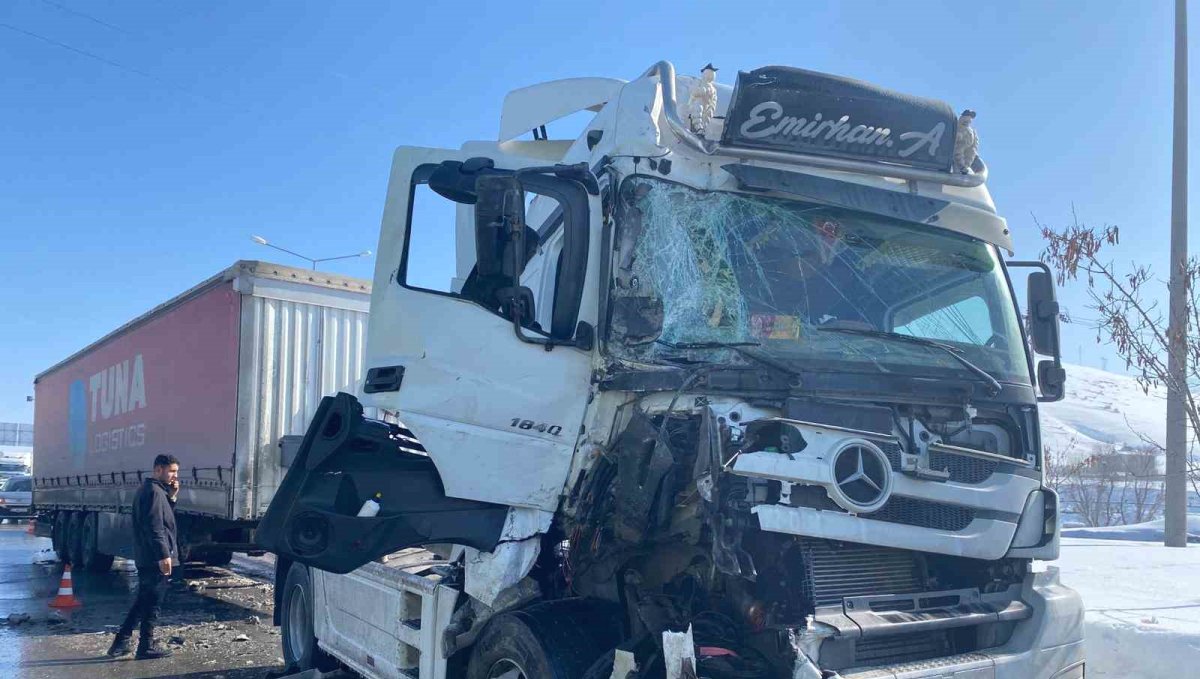 Bitlis'te iki tır çarpıştı